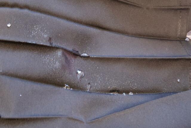 レディース撥水ライトプリーツスカート(税込1,900円)　水に浸けて5分後の状態