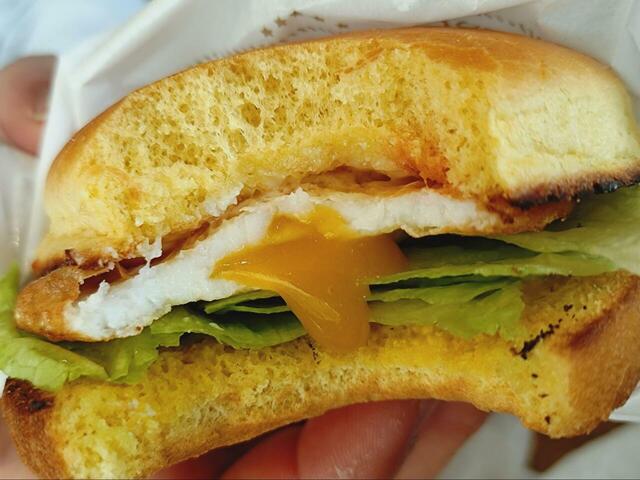 【フレッシュネスバーガー　モーニング】黄身がトロっと半熟でビックリしました