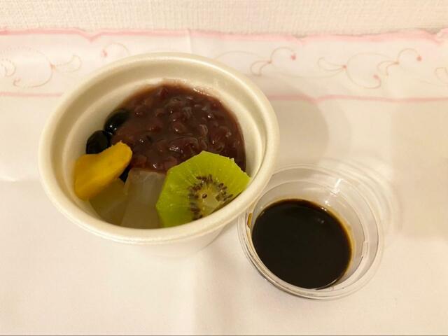 【ジョナサン フルーツあんみつ】たっぷりの粒あんに期待が高まる!