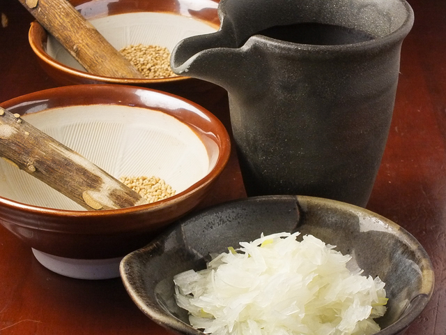 すりたて煎りゴマ、フレッシュなみじん切り玉ねぎもセット