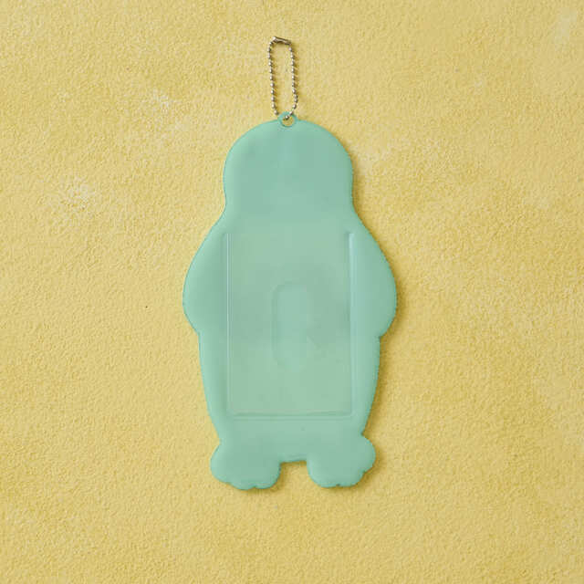 【Suicaのペンギン】「Suicaのペンギン ぷっくりパスケース（りんご）」1,360円／後ろ側