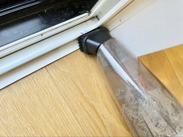 【激安スティック掃除機】隅や細かな部分にはブラシタイプのアタッチメントを