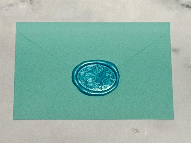 クリスタルブルーのシルエットデザインはアナ雪らしいブルーに封筒に合わせました