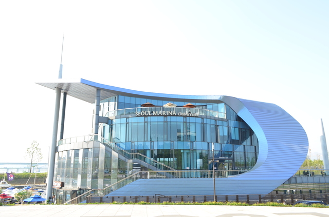 　「ソウルマリーナ クラブ＆ヨット」は、地下鉄2号線堂山駅4番出口から徒歩15分、地下鉄9号線国会議事堂駅1番、5番出口から徒歩約15分。4人の場合、1人15000ウォン。1～3人の場合、計60000ウォン