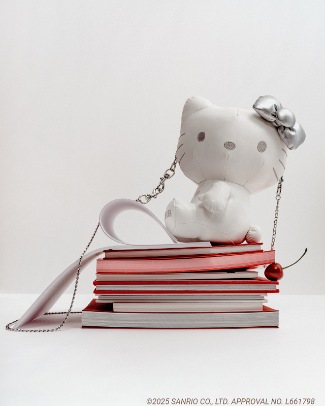 HELLO KITTYぬいぐるみショルダー　18,700円（税込）(オンライン・ルミネ新宿2店・ルミネ横浜店限定カラー）