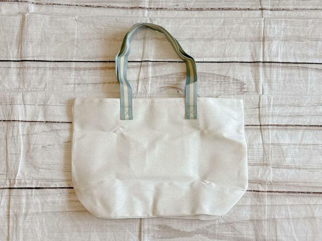 背面は装飾がないシンプルなデザイン