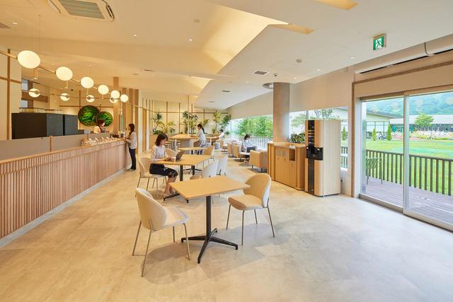 【軽井沢プリンス ザ ワーケーションコア】カフェも併設しているオープンスペース