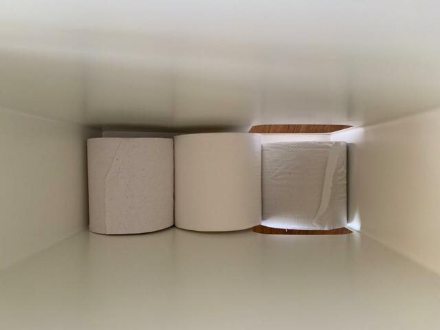 【山崎実業 トイレットペーパーストッカー ホワイト】真ん中が2倍巻き、幅114mmタイプ。ゆとりはあります