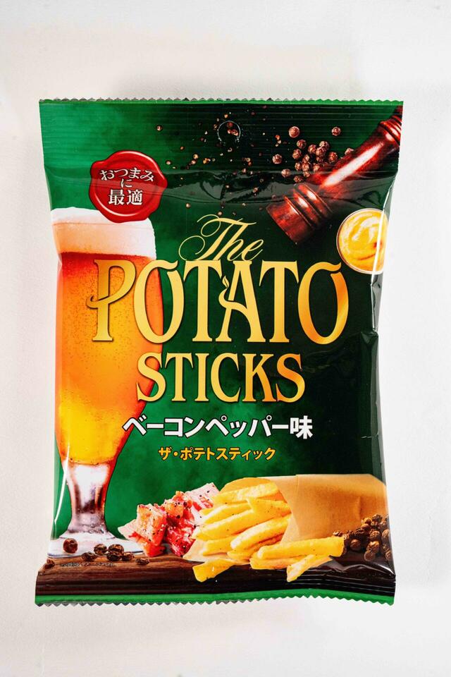 「ザ・ポテトスティック ベーコンペッパー味」＜価格：158円（税込170円）＞【【ファミマ】黒胡椒が香る「粗挽きフランク」や「ジャーマンポテト」が新登場！ファミマ限定「クラフトビール」も見逃せない！】