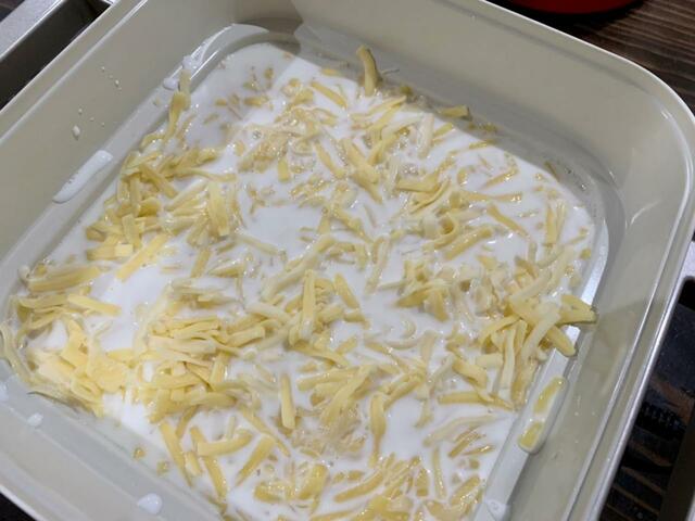 【アイリスオーヤマ グリルなべricopa】3．チーズが溶けてきたらかき混ぜ、好みの具材をつけてどうぞ