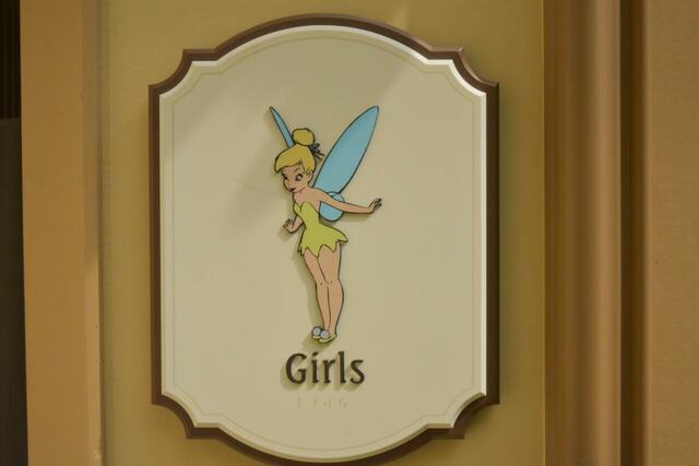 東京ディズニーランドホテル「ミスティマウンテンズ・プール」ティンカー・ベルは女子更衣室の看板に