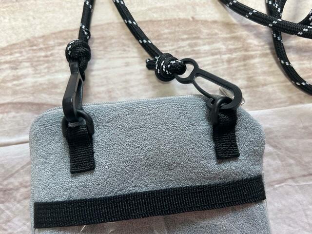 ストラップはバックにあるDカンで取り外しが可能