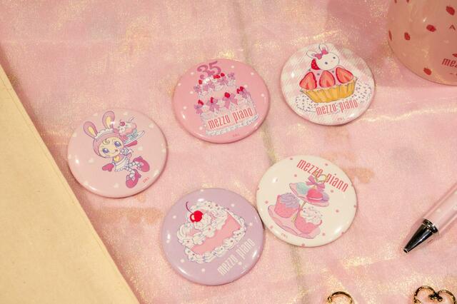 缶バッジ（ランダム5種） 660円｜mezzo piano 35th Anniversary Cafe