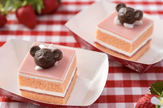 ストロベリーケーキ 550円｜東京ディズニーリゾート「ダッフィー＆フレンズのハートフェルト・ストロベリーギフト」スーベニア付きメニュー｜販売店舗：東京ディズニーシー「ケープコッド・クックオフ」｜発売期間：2024年1月15日（月）〜3月31日（日）