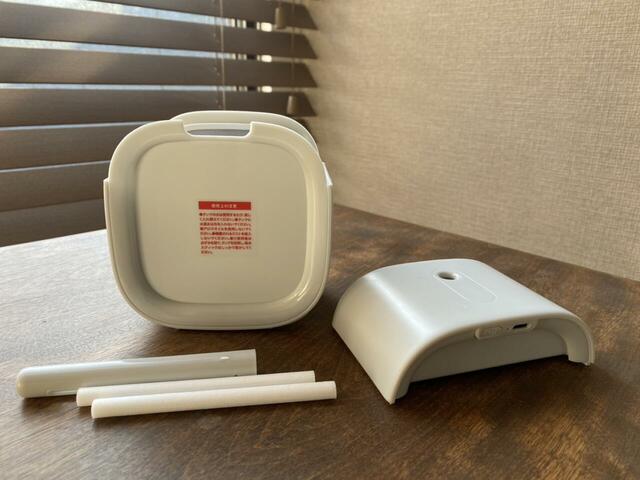 【3COINS インテリア加湿器】本体、吸水スティック2本、取扱説明書がセットになっています