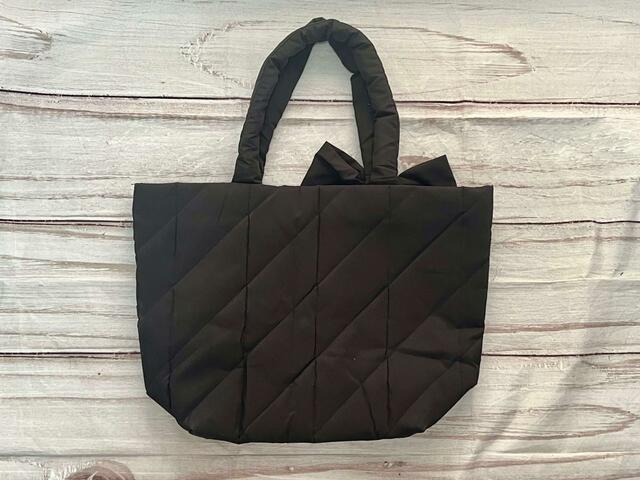 バックは装飾がないシンプルなデザイン