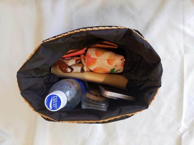 筆者私物を詰め込んでみた【MOOMIN(ムーミン)リトルミイの刺しゅうがかわいい!かごバッグ:3,289 円(税込)】