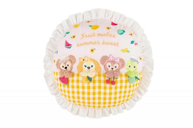 クッション 4,300円｜サイズ：縦約30×横約30×厚さ約12cm｜ダッフィー＆フレンズのテイスティ・サマー・サプライズ