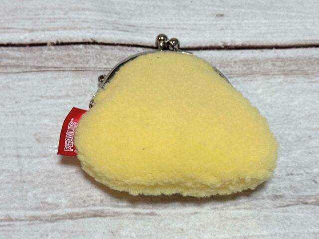 背面は装飾がないシンプルなデザイン