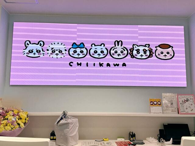 【ちいかわらんど 原宿店】見どころポイント2：レジの背面にあるLEDビジョン。映像が変わるので会計に並んでいる間も楽しく過ごせます