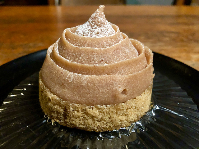 【タリーズコーヒー　モンブラン】手のひらサイズのコロンとした丸いシルエットも可愛いですね