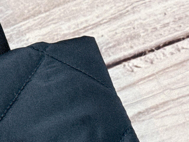 素材はマットな質感のポリエステル。上品でシックなネイビーカラーが◎