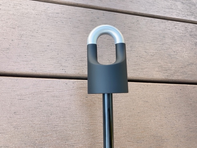 【3COINS 晴雨兼用折傘持ち手カラビナ】持ち手がちょっと独特。この秘密は…