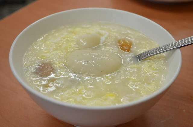 酒粕と卵を使ったボリュームたっぷりの湯圓は、冬至で食べるのが習わし 