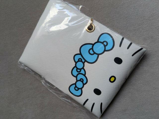 箱から出すとビニールに包まれたハローキティが！