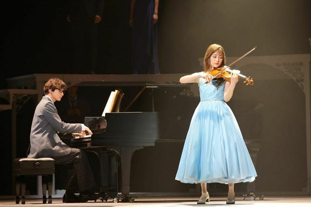 ミュージカル『四月は君の嘘』ゲネプロより　左から）小関裕太、生田絵梨花