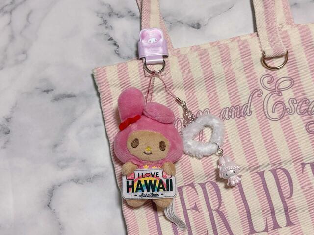 こんな感じでバッグの持ち手につけます。直接持ち手につけるより、キーホルダーやチャームがすっきりつけられます♪