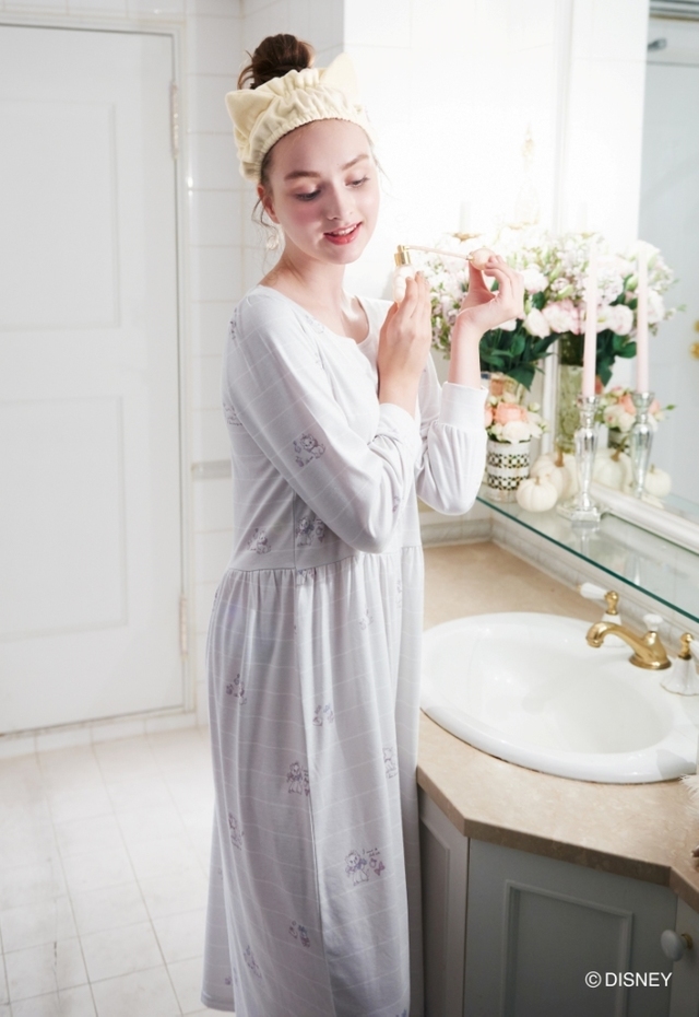 ワンピース（5,800円）、ネコ耳つきヘアバンド（1,400円）