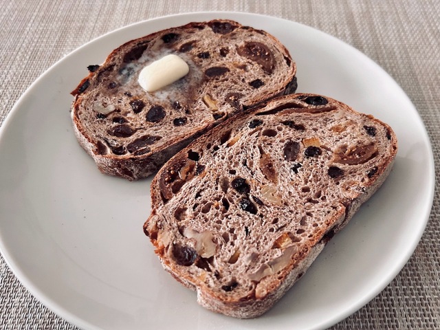 【ブルディガラ パティスリー】セーグル・フリュイは焼くとレーズンやイチジクの香りが立ち、より香ばしくなる。バターをぬっても美味