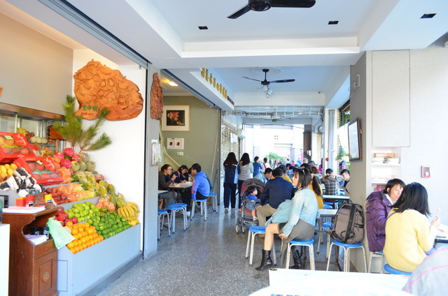 清潔感のある「莉莉水果店」の店内。暑い日は特に混雑するが、夜遅くは比較的すいている