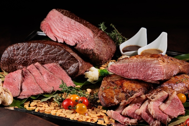 「USプライムビーフとAU牛モモ肉のローストビーフ食べ比べ カットサービス」＜期間：2024年10月1日〜2025年3月31日＞【本ズワイ蟹もローストビーフも好きなだけ！「本ズワイ蟹食べ放題＆ローストビーフ食べ比べ」開催！】