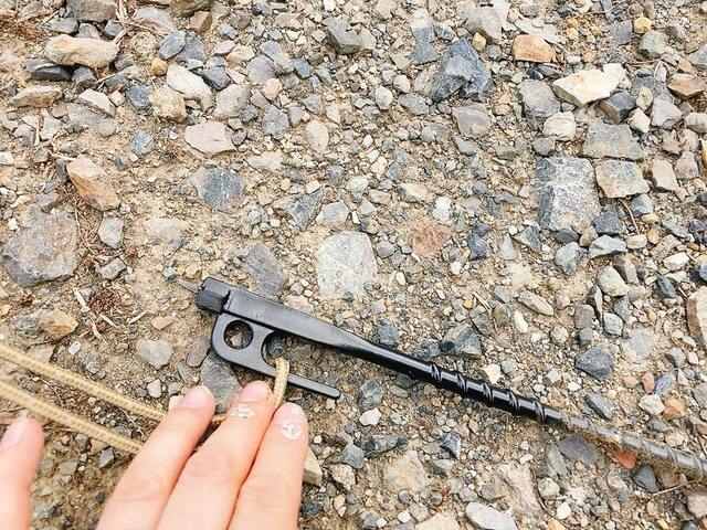 【ワークマン 電動ドライバー対応スクリューペグ 25cm】打ち込むときは紐を外した状態で