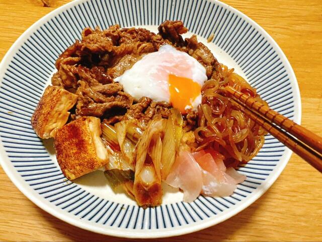 【サミット やさしい甘さに仕上げた牛すき焼重】中央の温泉たまごをとろ〜り崩して。お肉と絡めれば至福のひとときです
