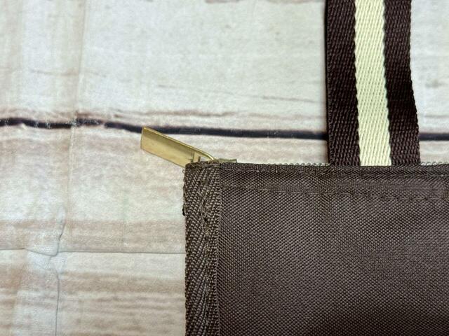 ファスナーと引き手はゴールドで高級感たっぷり