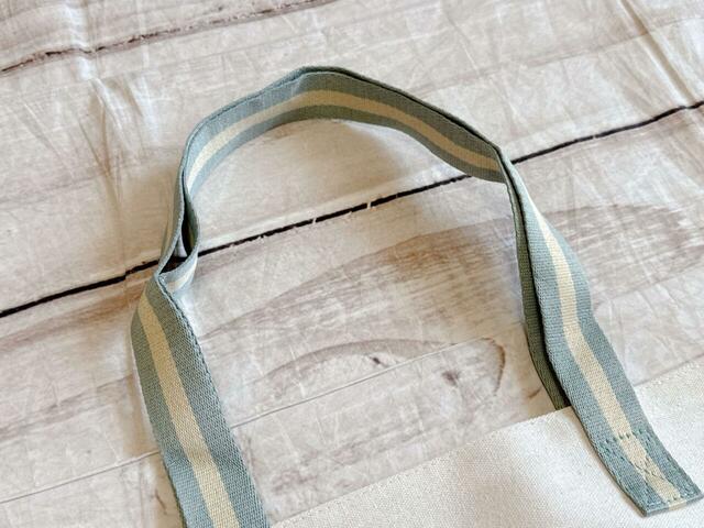 持ち手はセージとベージュのストライプ。リンネルらしい配色が最高！