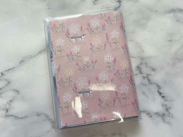 本を入れて完成。少し本がはみ出してしまいますが可愛く出来上がりました♪