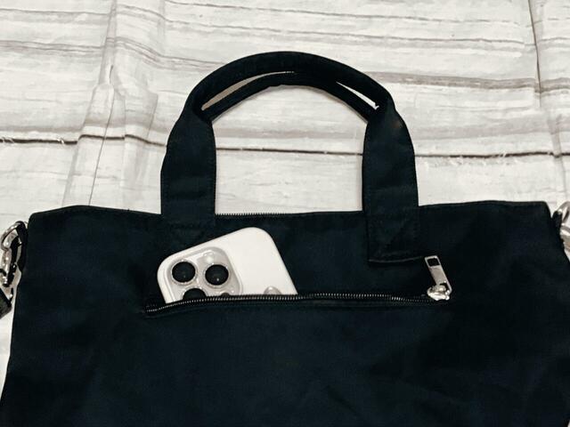 背面のポケットはスマホを入れると便利