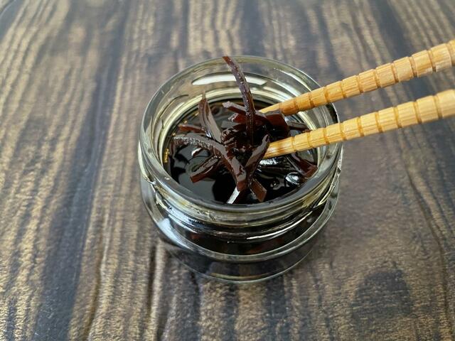 「辛皮」小ぶりなビンの中につやつやの佃煮が