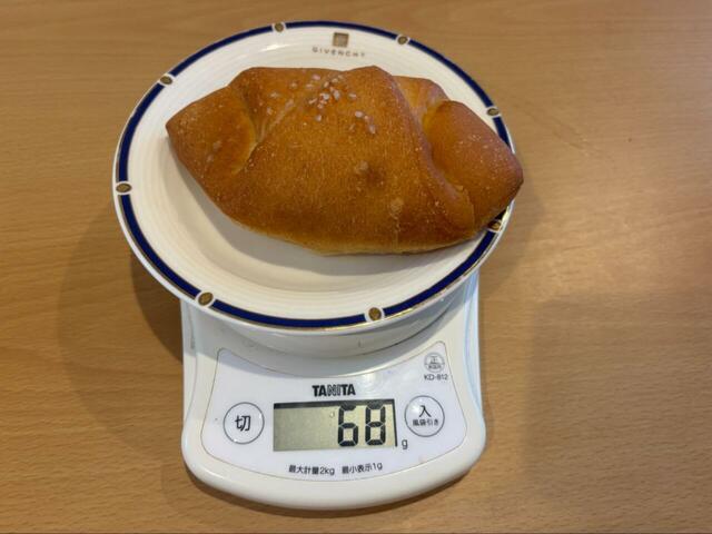 【コストコ 塩パン】1個量ってみたら68g、想像より軽くてびっくりしました。この軽さでこの食べ応えなら大満足です!