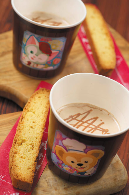 ジェラトーニの故郷イタリアをイメージしたドリンクはビスコッティ付き 〈イタリアンホットチョコレートドリンク 480円〉©Disney