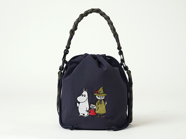 【MOOMIN(ムーミン) 北欧ブランド RMPK-05】刺繍デザインのコロンとしたフォルムの「2way巾着バッグ」ネイビー（ムーミン／リトルミイ／スナフキン）　6,050円（税込）