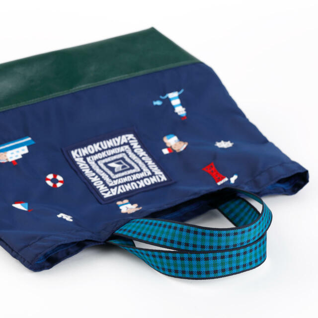 「チェック柄の持ち手」＜価格：16,500円（税込）＞【【KINOKUNIYA×familiar】マリンモチーフの刺繍がかわいい♪大人気コラボの“第2弾バッグ”予約スタート！】