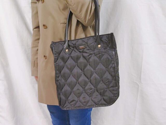 腕にかけて持つこともできる【整理整頓できる仕切りつき！ 23区 超軽量キルティングトートバッグ】