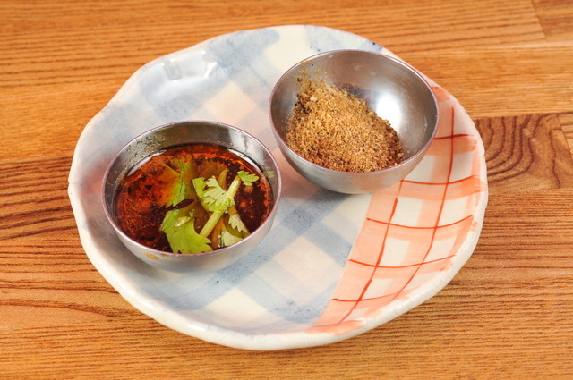 沿線の名店・新橋／モンゴリアン・チャイニーズBAO　骨付き羊の塩茹でにつける、特製辣油と山椒塩