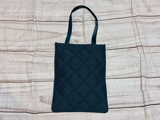 背面は装飾がないシンプルなデザイン