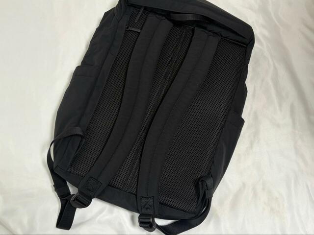 【UNIQLO マルチポケットバックパック】重さは約532g（筆者実測）。実際に持ってみるとかなり軽いです